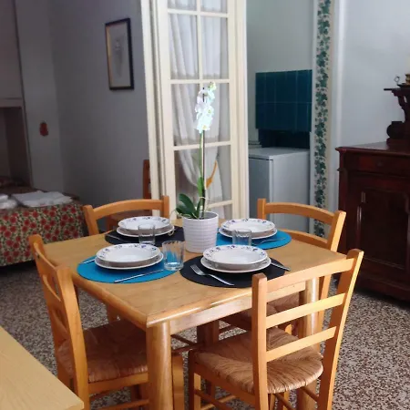 Casa In Centro Al Primo Piano A 5 Passi Da Tutto 卡莫利